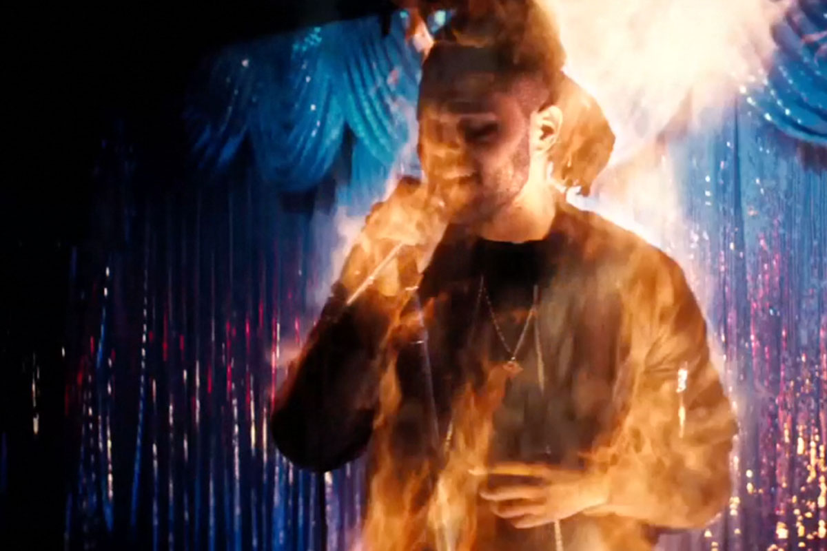 Песня называется клип. Сцена с горящими волосами. Поет парень огонь. Клип с горящим человеком. Певцы в огне.
