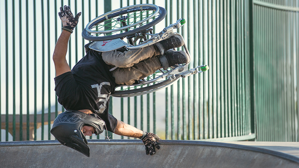 Ezt a srácot a nyitott gerinc se akadályozta meg abban, hogy rámenjen a